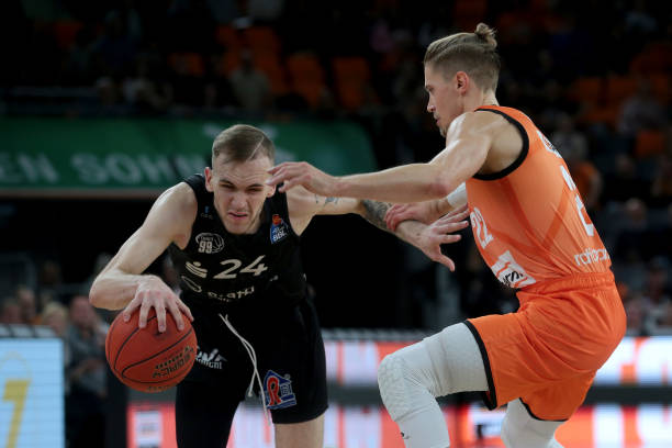 现代防守不 现代防守不